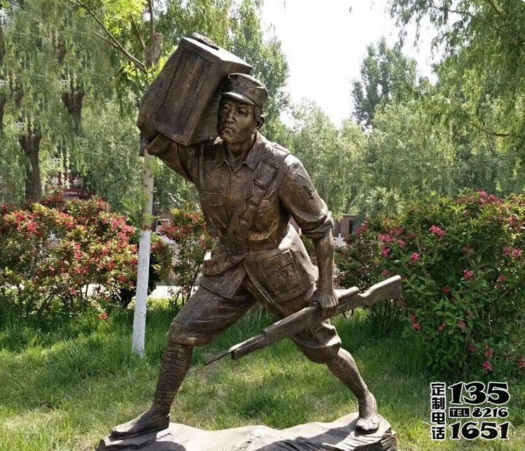 园林景区玻璃钢仿铜扛着箱子的八路军雕塑 园林景区玻璃钢仿铜扛着箱子的八路军雕塑