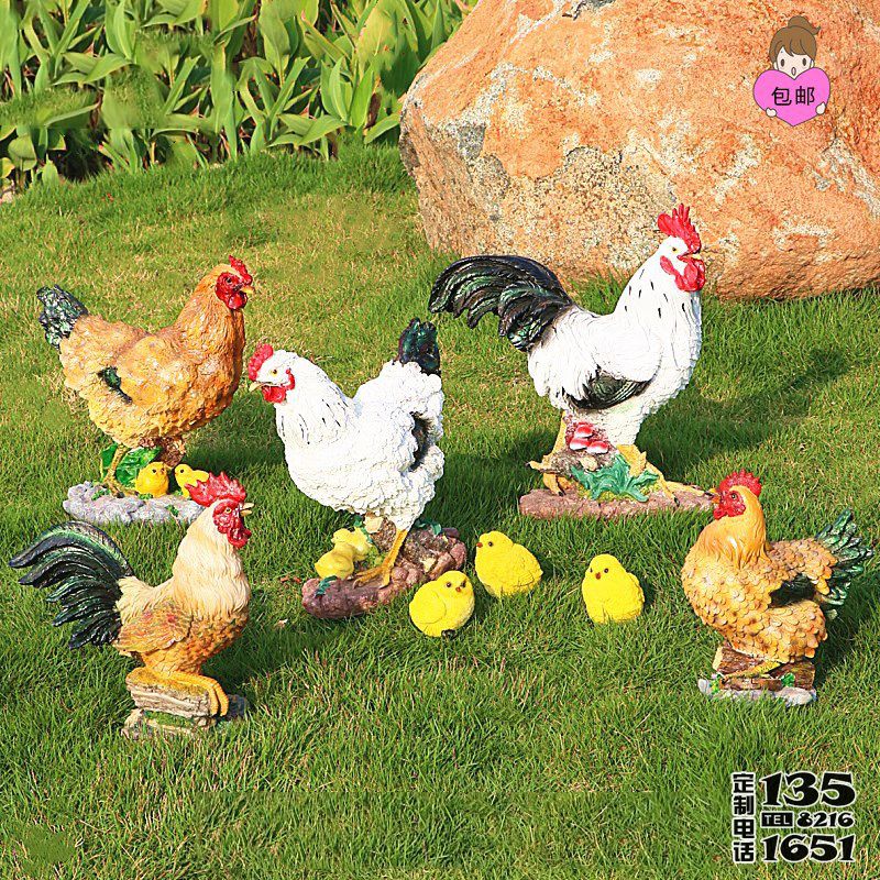 农家院草坪上摆放着五只大的三只小的玻璃钢彩绘鸡雕塑