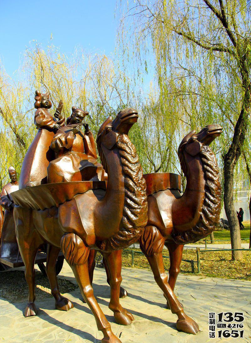 公园景区摆放的两只驮着小孩的玻璃钢仿铜创意骆驼雕塑