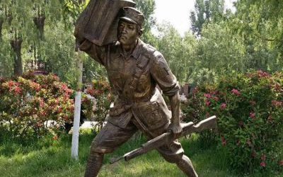 园林景区玻璃钢仿铜扛着箱子的八路军雕塑