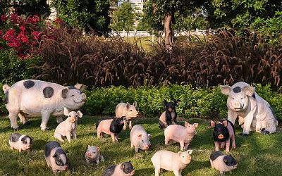 景区动物园摆放一群玻璃钢彩绘猪雕塑