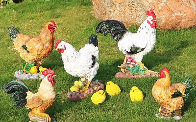 农家院草坪上摆放着五只大的三只小的玻璃钢彩绘鸡雕塑