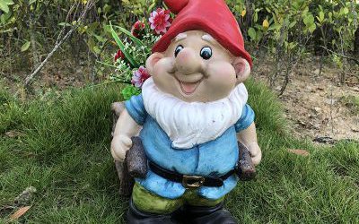 景区公园里摆放的一个戴帽的玻璃钢彩绘卡通蓝精灵雕塑