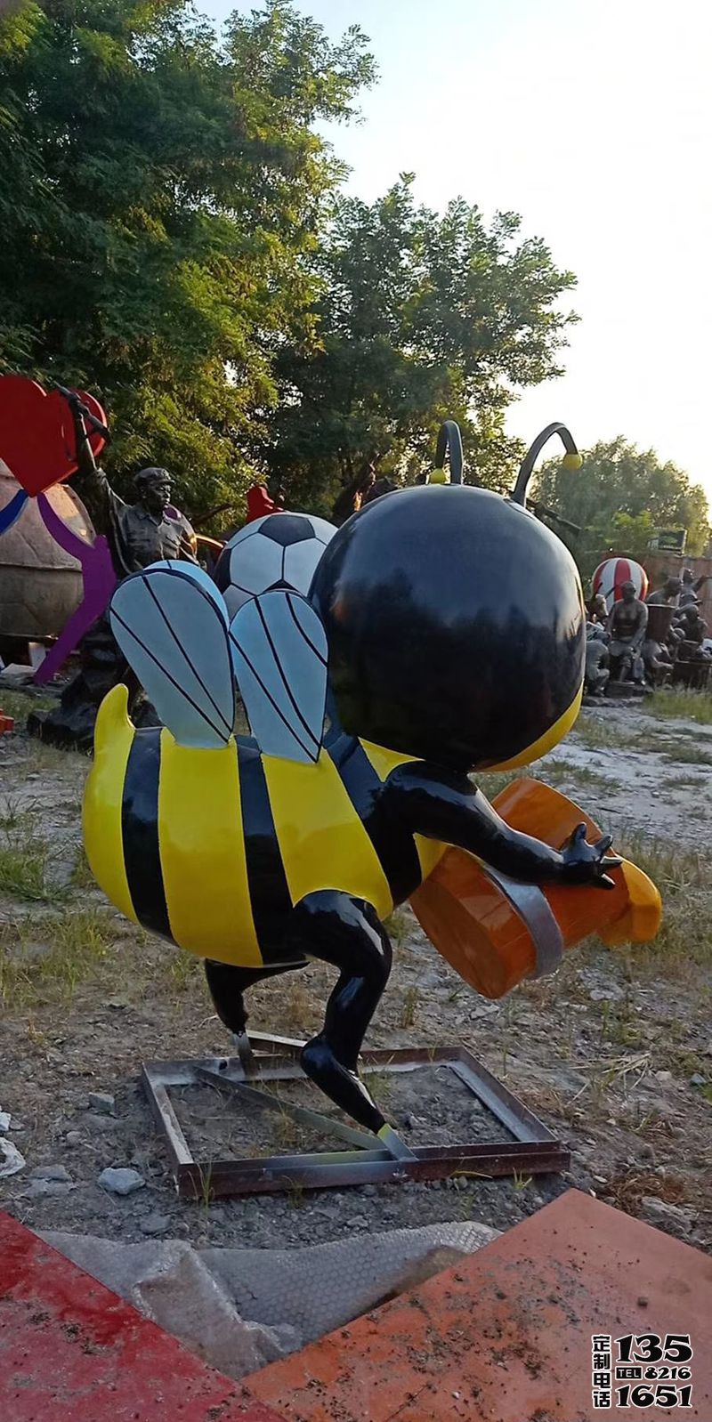 学校景区倒蜂蜜玻璃钢彩绘卡通童趣仿真动物蜜蜂雕塑