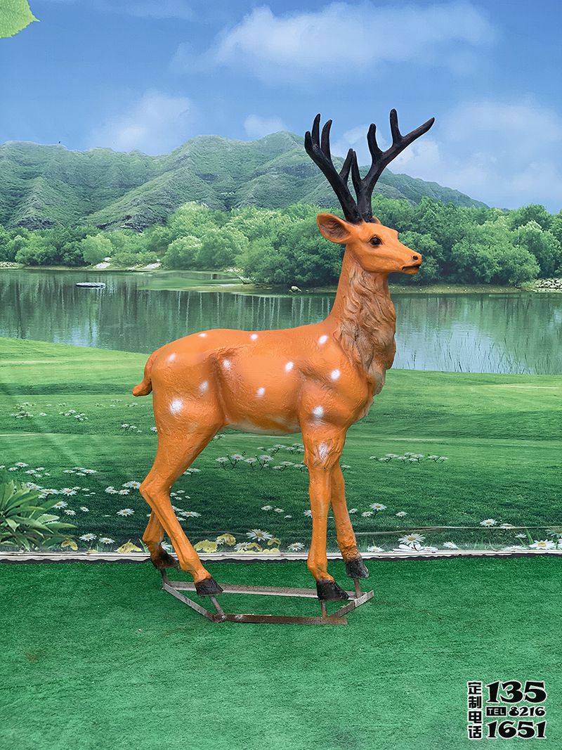 景区园林一只行走的玻璃钢彩绘仿真动物梅花鹿雕塑