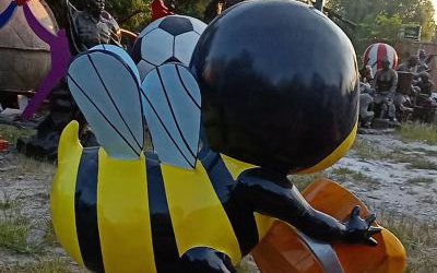 学校景区倒蜂蜜玻璃钢彩绘卡通童趣仿真动物蜜蜂雕塑