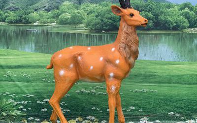 景区园林一只行走的玻璃钢彩绘仿真动物梅花鹿雕塑