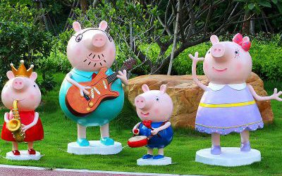 公园景区里摆放的演奏乐器的玻璃钢彩绘小猪佩奇一家雕塑
