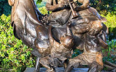 公园景观坐在鸡背上吹唢呐的人物仿铜鸡雕塑