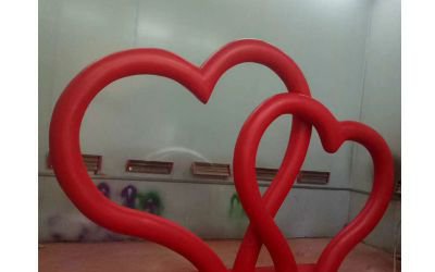 广场玻璃钢两个红色爱心雕塑