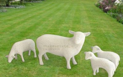 草地公园摆放的一大三小玻璃钢仿真绵羊雕塑