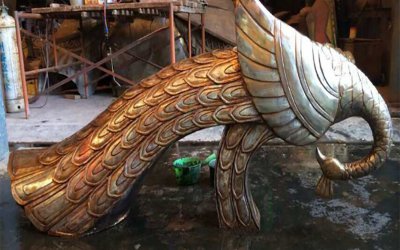 商场室内低头的玻璃钢美陈装饰品孔雀雕塑