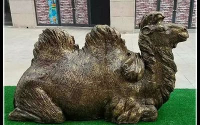 公园里摆放的一只仿铜璃钢喷漆骆驼雕塑