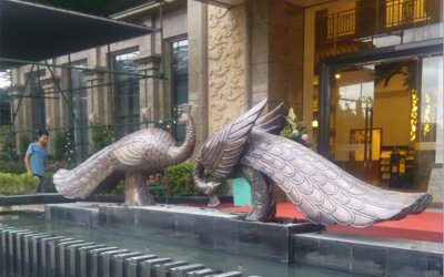 大型酒店门口两只戏水的玻璃钢仿铜孔雀雕塑