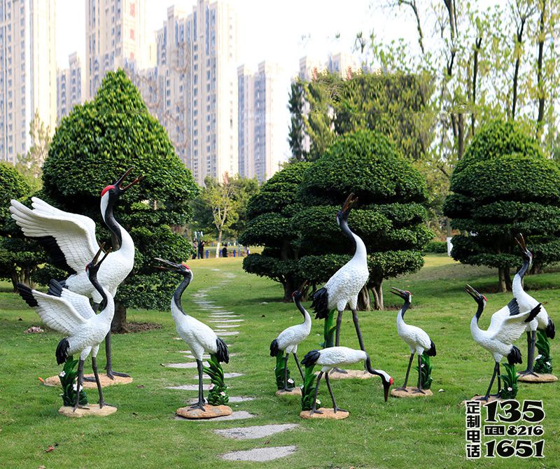 公园草坪一群休息觅食的玻璃钢仿真动物仙鹤雕塑