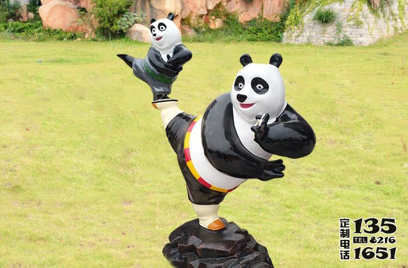 游乐园广场摆放卡通熊猫玻璃钢雕塑
