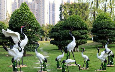 公园草坪一群休息觅食的玻璃钢仿真动物仙鹤雕塑