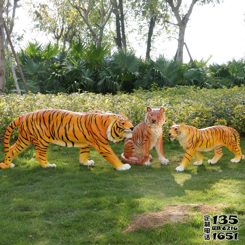 公园里摆放的三只仿真动物玻璃钢彩绘老虎雕塑