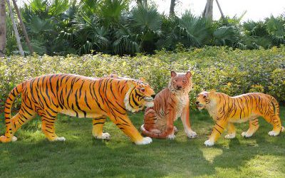 公园里摆放的三只仿真动物玻璃钢彩绘老虎雕塑