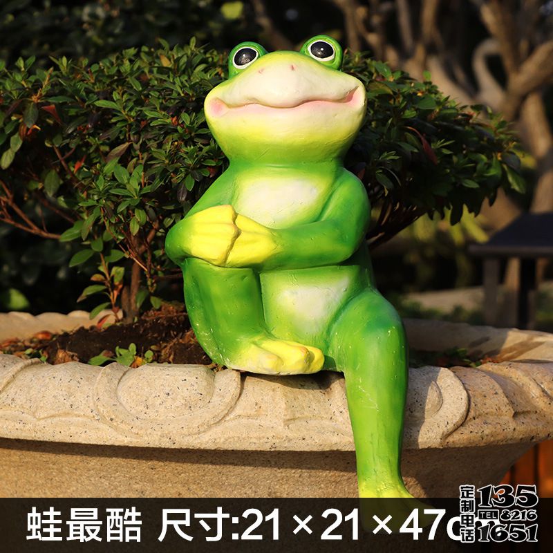 公园卡通彩绘玻璃钢青蛙雕塑 公园卡通彩绘玻璃钢青蛙雕塑