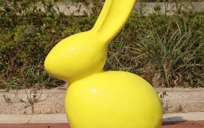  公园一只玻璃钢黄色兔子雕塑