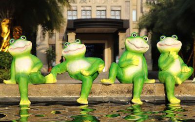 小区池塘摆放四只可爱卡通玻璃钢青蛙雕塑