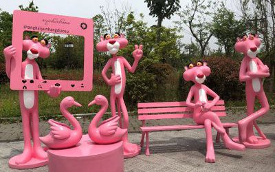庭院公园户外卡通粉红豹组合玻璃钢粉红豹雕塑