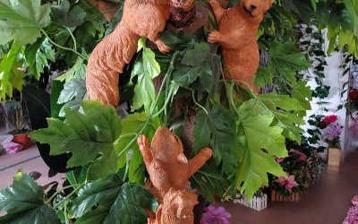 丛林树上的三只玻璃钢仿真动物松鼠雕塑