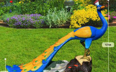 草坪上一只傲慢的仿真动物玻璃钢彩绘孔雀雕塑