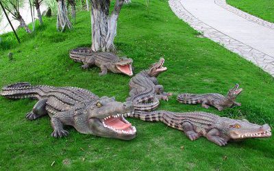 公园草地上摆放的形态各异的玻璃钢仿真动物鳄鱼雕塑