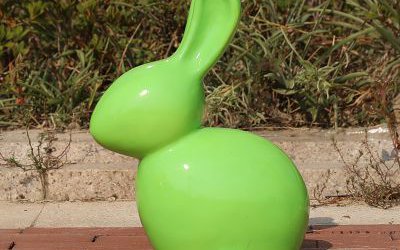 商场摆放玻璃钢抽象绿色兔子雕塑