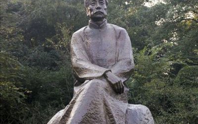 玻璃钢公园景观人物坐在石头上的鲁迅雕塑