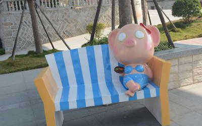 户外小猪卡通公仔靠背玻璃钢美陈景观雕塑休闲椅