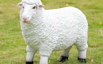 公园里摆放站立玻璃钢仿真绵羊雕塑