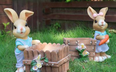 户外草坪可爱的两只玻璃钢兔子雕塑