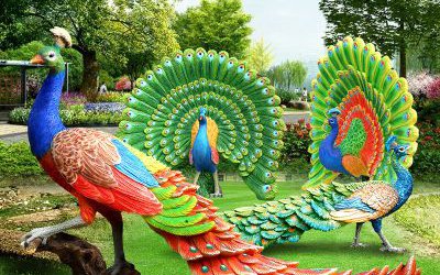 草坪上两只拖着尾巴行走玻璃钢彩绘孔雀雕塑