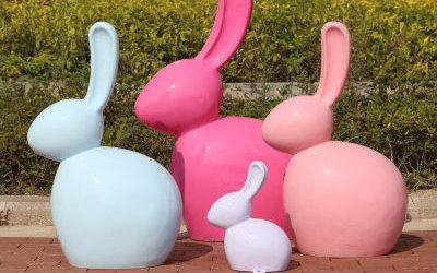 公园彩绘抽象玻璃钢兔子雕塑