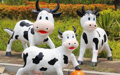 游乐场三只玩球的玻璃钢仿真动物奶牛雕塑