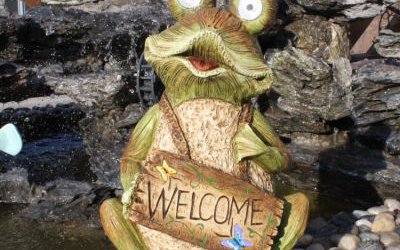 公园个性搞怪的玻璃钢青蛙雕塑