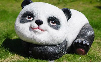 儿童游乐场摆放彩绘趴下玻璃钢熊猫雕塑
