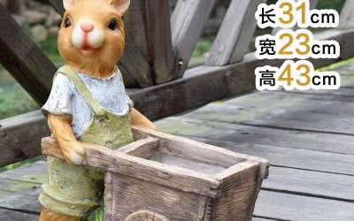 商业街摆放一只推车的玻璃钢兔子雕塑