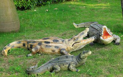 公园草地上的玻璃钢仿真鳄鱼雕塑