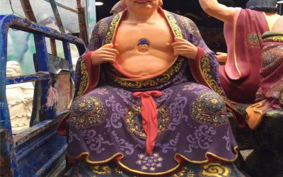 玻璃钢彩绘大型景观手抓衣服的十八罗汉雕塑