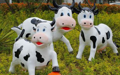 公园三只玩球的玻璃钢仿真卡通牛雕塑