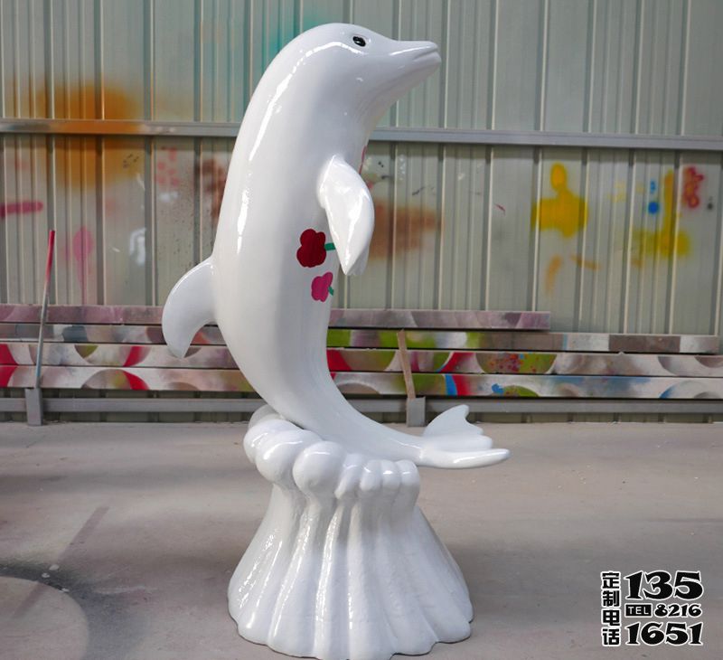 公园摆放一只玻璃钢抽象海豚雕塑