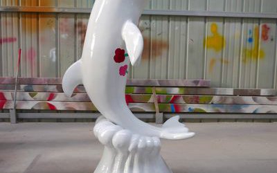 公园摆放一只玻璃钢抽象海豚雕塑