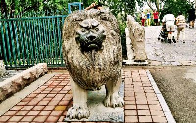 大型户外街道玻璃钢创意行走的仿真动物狮子雕塑