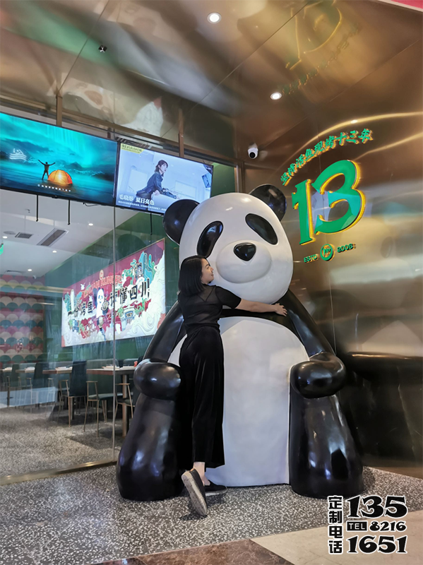 广场中心摆放大型玻璃钢仿真熊猫雕塑