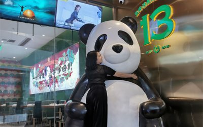 广场中心摆放大型玻璃钢仿真熊猫雕塑
