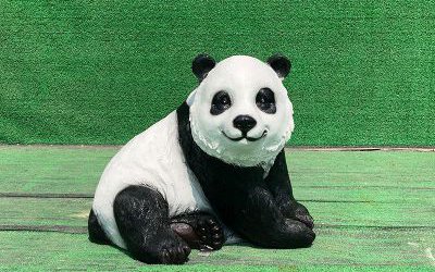 游乐场景观趴着的彩绘玻璃钢熊猫雕塑